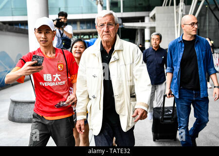 Capo allenatore Marcello Lippi, centro della nazionale cinese gli uomini della squadra di calcio arriva a Guangzhou Baiyun International Airport nella città di Guangzhou, Cina del sud della provincia di Guangdong, 28 maggio 2019. Italia di Marcello Lippi è stato nuovamente nominato capo allenatore della nazionale cinese di calcio, i cinesi Football Association (CFA). La Coppa del Mondo di calcio-winning coach inizierà il suo secondo stint con Team Dragon in giugno in vista del 2022 World Cup qualificazioni asiatiche che iniziano nel mese di settembre di quest'anno. Foto Stock