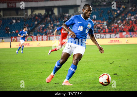 Calcio camerunese player Bassogog Cristiana di Henan Jianye dribbling contro Chongqing SWM nel loro undicesimo round corrispondere durante il 2019 Chinese Football Association Super League (CSL) a Chongqing Cina, 24 maggio 2019. Chongqing SWM giocato attirare l Henan Jianye 0-0. Foto Stock