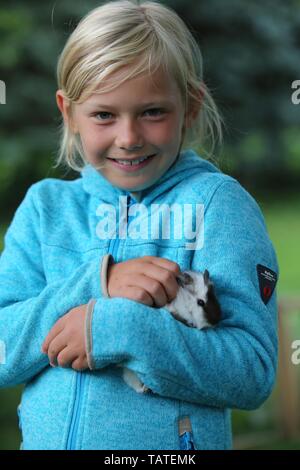 La ragazza e la guinea pig Foto Stock