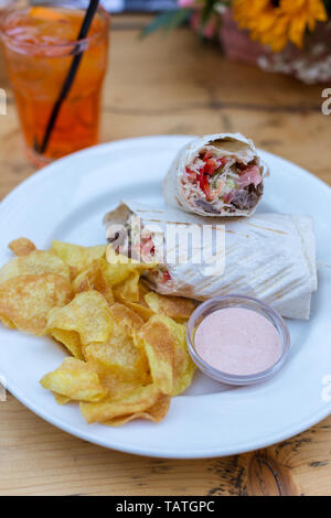 Döner con manzo e verdure con patatine e salsa con cocktail. Concetto di snack alimentare Foto Stock