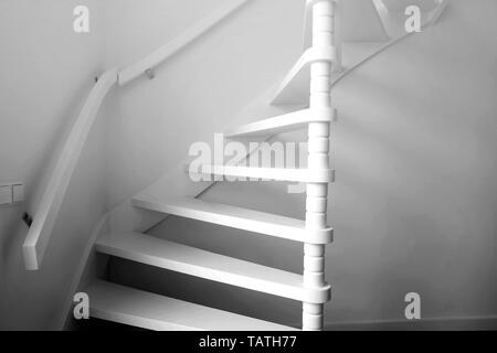 Ombra pesante della scalinata in bianco e nero, scala in legno dal design moderno Foto Stock