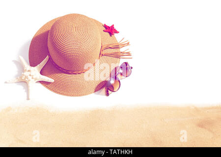 Donna Accessori spiaggia su sfondo bianco Foto Stock