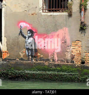 Il naufragato migrante bambini graffiti da Banksy, Venezia 2019 Foto Stock