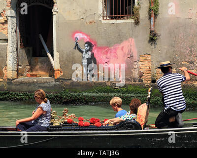 Il naufragato migrante bambini graffiti da Banksy, Venezia 2019 Foto Stock