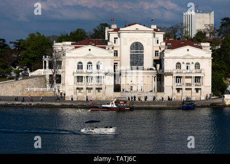 Vista di imbarcazioni da diporto in prossimità di un molo a Sevastopol Bay e la costruzione del palazzo di infanzia e la giovinezza nel centro della città di Sebastopoli, Crimea Foto Stock