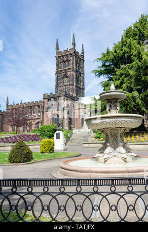 San Pietro Chiesa Collegiata e giardini, Wolverhampton, West Midlands, England, Regno Unito Foto Stock