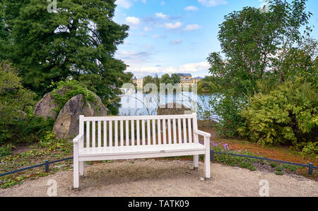 Una panchina nel parco con il lago Schwerin in background. Foto Stock