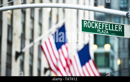 (Fuoco selettivo) vista ravvicinata di cartello verde raffigurante "Rockefeller Plaza' in Midtown Manhattan, a New York City. Foto Stock