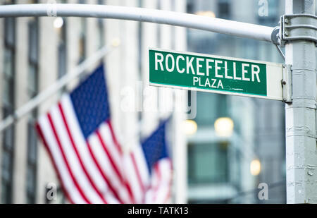 (Fuoco selettivo) vista ravvicinata di cartello verde raffigurante "Rockefeller Plaza' in Midtown Manhattan, a New York City. Foto Stock