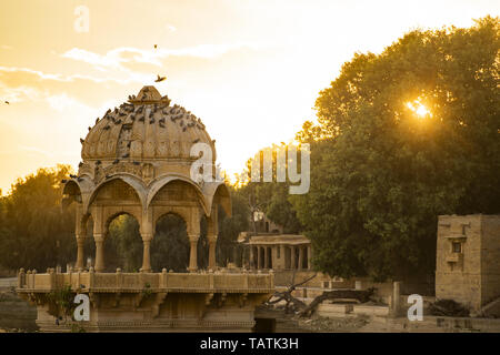 Vista spettacolare del Gadi Sagar Lago (Gadisar) con un antico tempio durante il tramonto. Foto Stock