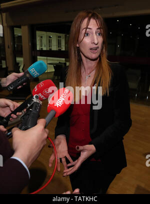 Gli indipendenti 4 Modifica del candidato Clare Daly parlando con i media durante il conteggio del collegio di Dublino delle elezioni europee a RDS. Foto Stock