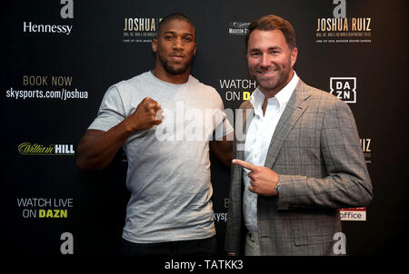 Anthony Joshua (sinistra) e promotore Eddie Hearn a Mondrian Park Avenue, New York. Foto Stock