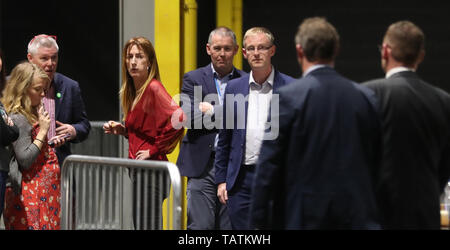 Gli indipendenti 4 Modifica del candidato Clare Daly e il suo team di elezione di soddisfare con personale elettorale durante il conteggio del collegio di Dublino delle elezioni europee a RDS. Foto Stock