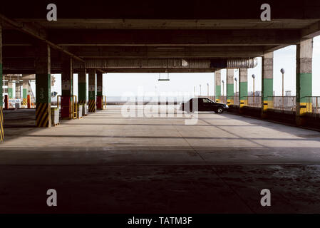 Parcheggio vuoto. Una sola auto in parcheggio. Spazio aperto Foto Stock