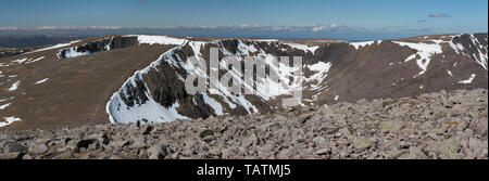 Sgor un Lochain Uaine da Cairn Toul con cascate di Dee in Garbh Choire Dhaidh e Garbh Choire Mor sulla sinistra, Cairngorm Mountains, Scozia Foto Stock