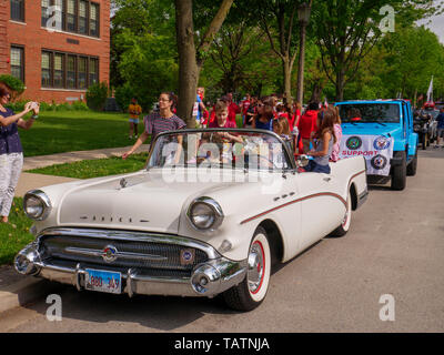 River Forest, Illinois, Stati Uniti d'America. 28 Maggio, 2019. Un 1957 Buick convertibile speciale oggi giorno memoriale della parata in questo sobborgo a ovest di Chicago. Foto Stock