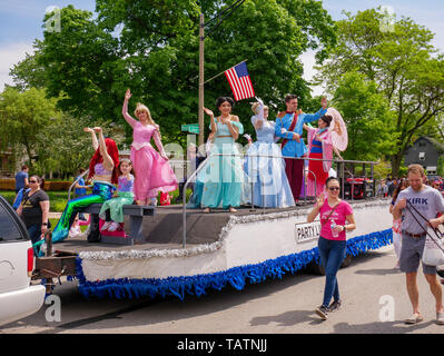 River Forest, Illinois, Stati Uniti d'America. 28 Maggio, 2019. Un galleggiante di raffigurazioni di principesse Disney oggi giorno memoriale della parata in questo sobborgo a ovest di Chicago. Foto Stock