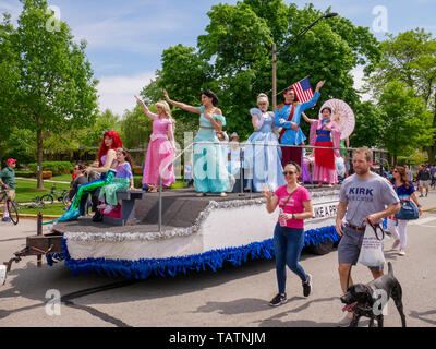 River Forest, Illinois, Stati Uniti d'America. 28 Maggio, 2019. Un galleggiante di raffigurazioni di principesse Disney oggi giorno memoriale della parata in questo sobborgo a ovest di Chicago. Foto Stock