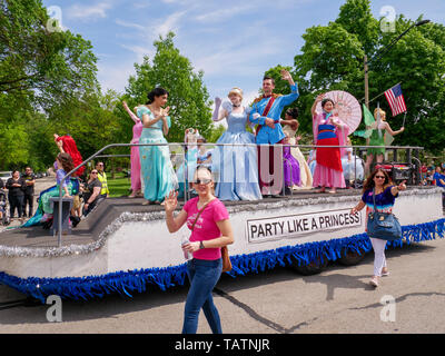 River Forest, Illinois, Stati Uniti d'America. 28 Maggio, 2019. Un galleggiante di raffigurazioni di principesse Disney oggi giorno memoriale della parata in questo sobborgo a ovest di Chicago. Foto Stock