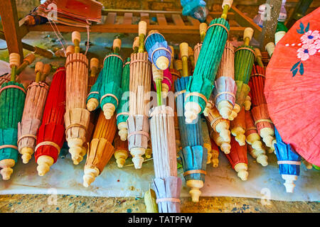 Il mucchio di piccola carta fatta a mano gli ombrelli in showroom di Shan carta officina, Pindaya, Myanmar. Foto Stock
