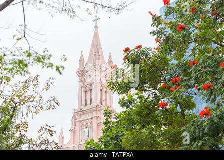 Da Nang della cattedrale e la torre di vegetazione contro il cielo. Foto Stock