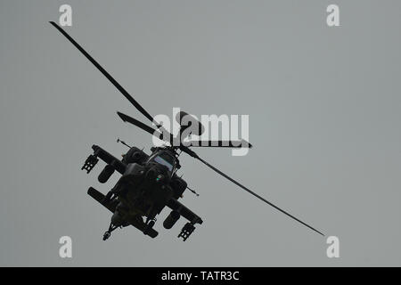 Un Apache AH1 dall'attacco elicottero Display Team conduce una dimostrazione durante il Duxford Air Festival presso l'Imperial War Museum Duxford, Inghilterra, 26 maggio 2019. Il team di display restituito questo anno dopo un display al Duxford Air Festival nel 2017. (U.S. Air Force foto di Master Sgt. Eric Burks) Foto Stock