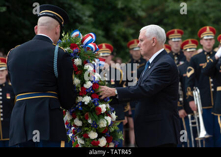 Stati Uniti Vice Presidente Michael R. Pence stabilisce una corona presso la tomba del Milite Ignoto con delibera del Segretario della Difesa Patrick M. Shanahan e il comandante generale della forza congiunta Headquarters - regione della capitale nazionale e gli Stati Uniti Esercito Distretto Militare di Washington, Esercito Il Mag. Gen. Michael L. Howard, Arlington, Virginia, 27 maggio 2019. (DoD foto di Lisa Ferdinando) Foto Stock