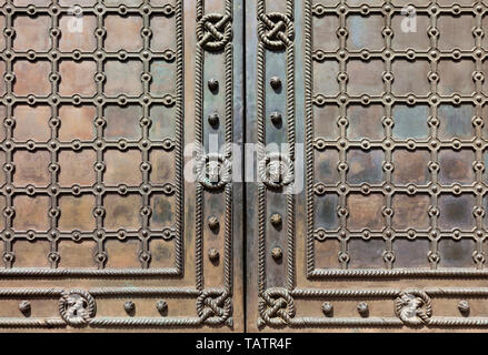 Frammento di antiche porte di metallo con in ferro battuto e scolpito tesse. Foto Stock