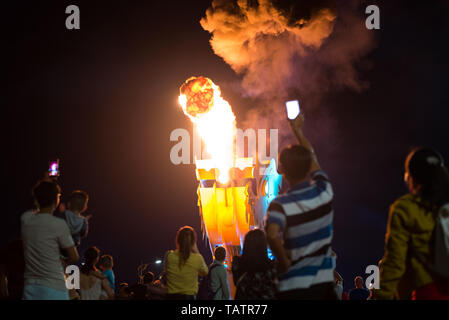 Danang, Vietnam: Danang bridge dragon fuoriesce il fuoco nel buio della notte circondato dalla folla di spettatori (non facce possono essere visti). Foto Stock