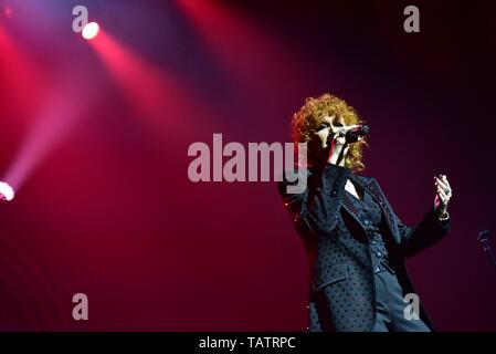 Napoli, Italia. 27 Maggio, 2019. Il cantante italiana Fiorella Mannoia esegue in scena al Teatro Augusteo a Napoli con il suo tour 'Personale Tour' 2019. Credito: Paola Visone/Pacific Press/Alamy Live News Foto Stock