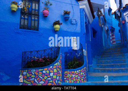 Tradizionale marocchino dettagli architettonici nelle strade della città blu, Chefchaouen, Marocco Foto Stock