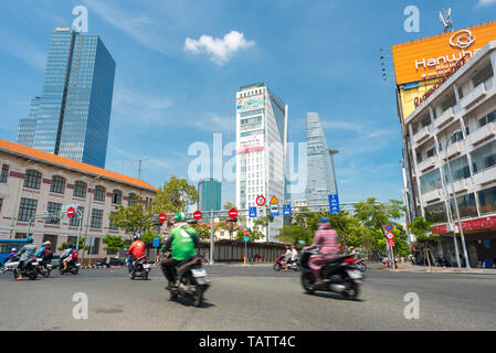 La città di Ho Chi Minh, Vietnam - 13 Aprile 2019: il centro (in Ham Nghi Street) e i suoi edifici ad alta.