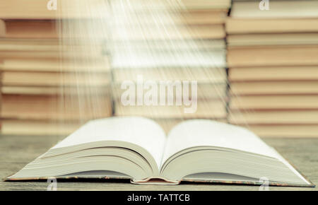 Le pagine del libro di emettere luce. Simbolo di saggezza, di conoscenze e di apprendimento. Foto Stock