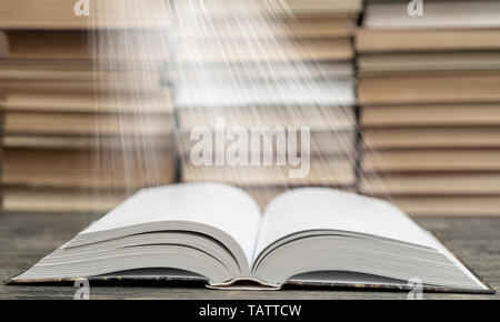 Le pagine del libro di emettere luce. Simbolo di saggezza, di conoscenze e di apprendimento. Foto Stock