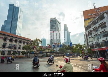 La città di Ho Chi Minh, Vietnam - 17 Aprile 2019: la mattina downtown (Ham Nghi Street) e i suoi edifici ad alta. Foto Stock