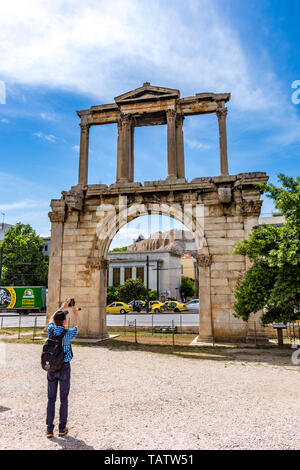 L'Arco di Adriano, più comunemente noto in greco come la Porta di Adriano nel centro di Atene, Grecia Foto Stock