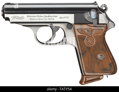 Una Walther PPK ZM, PL - 'Ehrenwaffe des Politischen Leiters' (arma onorario di un leader politico), completo di PL-fondina, Cal. 7,65 mm, n. 881507. Foro luminoso. Prova contrassegnato crown/N. La produzione del 1937 circa. 90ø-sicurezza. Iscrizione standard. Completo, originale, blu-nero altamente lucida. Piccole parti brunito. Originale, impeccabile, chiazzato marrone in plastica pannello di impugnatura, gran parte eagle su entrambi i lati. Rivista corretta con inizio estensione. Come nuova condizione. Completare con un originale, inizio 'Tasche zur Ehrenwaffe des Politischen Leiters' fatto di st, Additional-Rights-Clearance-Info-Not-Available Foto Stock