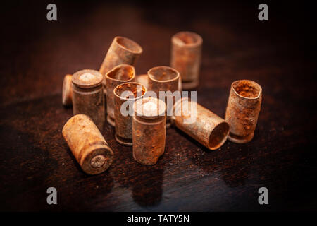 Una pila bullet gusci su uno sfondo di legno Foto Stock