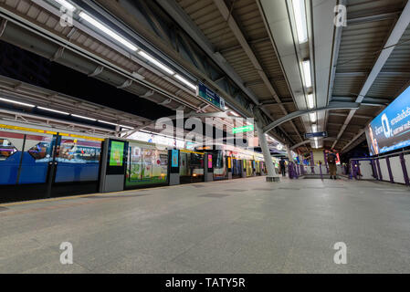 Bangkok, Tailandia - 16 Maggio, 2019 : sky train bangkok proveniente in stazione per il passeggero la gente Foto Stock