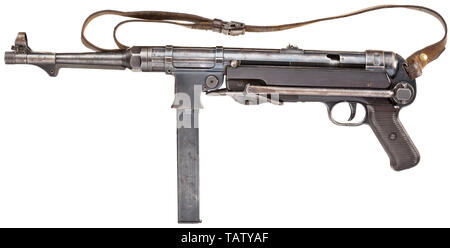Un originale pistola automatica Mod. 40 (MP 40), il primo problema, codice "ayf 41', Cal. 9 mm parabellum, n. 6369c. I numeri corrispondenti ad eccezione per la culatta. Foro luminoso. 32-shot. Spia fissa con uno sportellino, scalato 100 - 200. Primo problema: rivista liscia ben agganciata la vite maniglia. Contrassegnati 'MP 40 / ayf / 41' sulla carcassa, 1941 serie di produzione da ERMA, Erfurt. Accettazione mark eagle/DMG280 con ulteriori indicazioni da parte del fornitore. Finitura originale con segni di utilizzo, parzialmente macchiato e patinato. Stock e delle piastre di presa realizzato in marrone scuro bachelite. Fascetta originale. C Additional-Rights-Clearance-Info-Not-Available Foto Stock