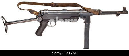 Un originale pistola automatica Mod. 40 (MP 40), il primo problema, codice "ayf 41', Cal. 9 mm parabellum, n. 6369c. I numeri corrispondenti ad eccezione per la culatta. Foro luminoso. 32-shot. Spia fissa con uno sportellino, scalato 100 - 200. Primo problema: rivista liscia ben agganciata la vite maniglia. Contrassegnati 'MP 40 / ayf / 41' sulla carcassa, 1941 serie di produzione da ERMA, Erfurt. Accettazione mark eagle/DMG280 con ulteriori indicazioni da parte del fornitore. Finitura originale con segni di utilizzo, parzialmente macchiato e patinato. Stock e delle piastre di presa realizzato in marrone scuro bachelite. Fascetta originale. C Additional-Rights-Clearance-Info-Not-Available Foto Stock