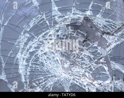 Parabrezza rotto dopo incidente auto Foto Stock