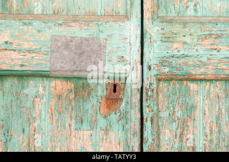 Primo piano di una antica porta di legno Foto Stock