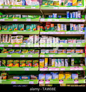 Selezione di farmaci over the Counter Cold e influenza disponibili nel Regno Unito senza prescrizione medica. Foto Stock