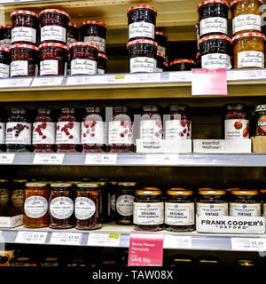 La scelta di popolari confetture e marmellate di frutta su uno scaffale di supermercato dove nel Regno Unito più di 27 milioni di persone che utilizzano regolarmente la diffusione su Thei Foto Stock
