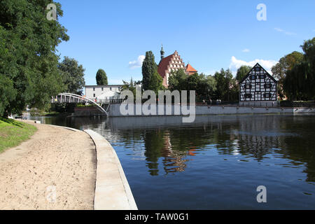 Polonia - Bydgoszcz, città in Kuyavia (Kujawy) regione. Canali di acqua e antichi monumenti riflettente. Foto Stock