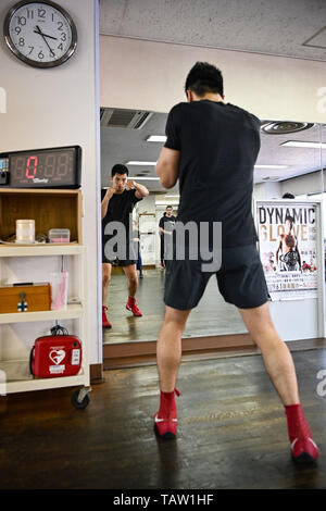 Tokyo, Giappone. 23 Maggio, 2019. Ryota Murata Boxe : Ryota Murata del Giappone shadowboxes durante un allenamento a Teiken Boxing palestra a Tokyo in Giappone . Credito: Hiroaki Yamaguchi/AFLO/Alamy Live News Foto Stock