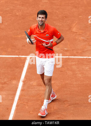 Parigi. 27 Maggio, 2019. Novak Djokovic di Serbia celebra dopo la Uomini Singoli Primo turno match con Hubert Hurkacz della Polonia a Open di Francia di tennis tournament 2019 al Roland Garros di Parigi in Francia il 27 maggio 2019. Credito: Han Yan/Xinhua/Alamy Live News Foto Stock