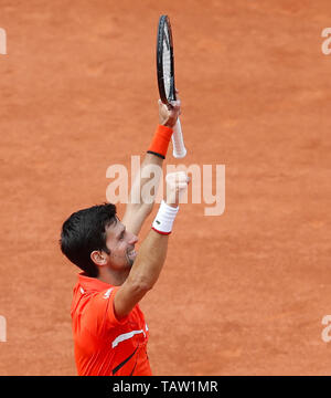 Parigi. 27 Maggio, 2019. Novak Djokovic di Serbia celebra dopo la Uomini Singoli Primo turno match con Hubert Hurkacz della Polonia a Open di Francia di tennis tournament 2019 al Roland Garros di Parigi in Francia il 27 maggio 2019. Credito: Han Yan/Xinhua/Alamy Live News Foto Stock