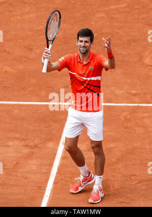 Parigi. 27 Maggio, 2019. Novak Djokovic di Serbia celebra dopo la Uomini Singoli Primo turno match con Hubert Hurkacz della Polonia a Open di Francia di tennis tournament 2019 al Roland Garros di Parigi in Francia il 27 maggio 2019. Credito: Han Yan/Xinhua/Alamy Live News Foto Stock